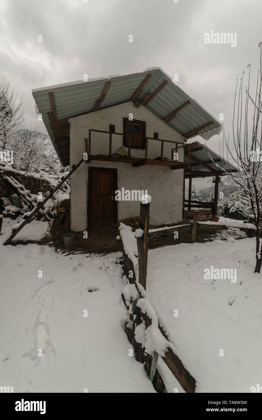Schnee bedeckt Holzhaus im Himalaya in den Wintern - Indien Stockfoto