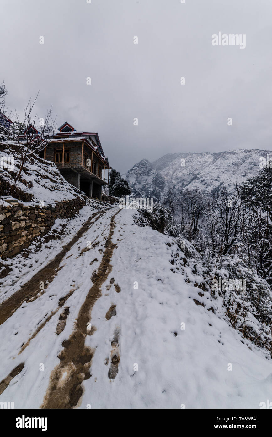 Schnee bedeckt Holzhaus im Himalaya in den Wintern - Indien Stockfoto