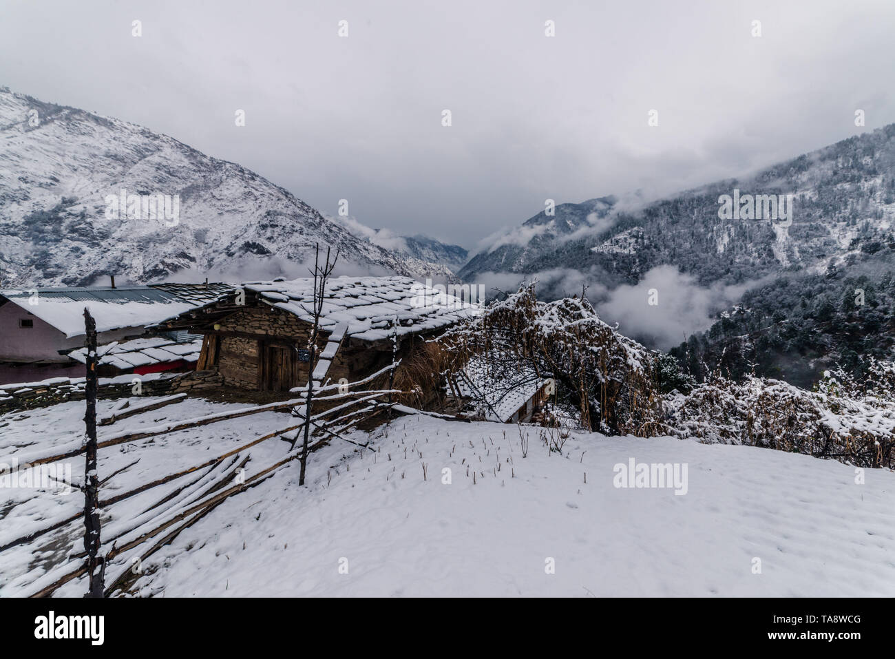 Schnee bedeckt Holzhaus im Himalaya in den Wintern - Indien Stockfoto