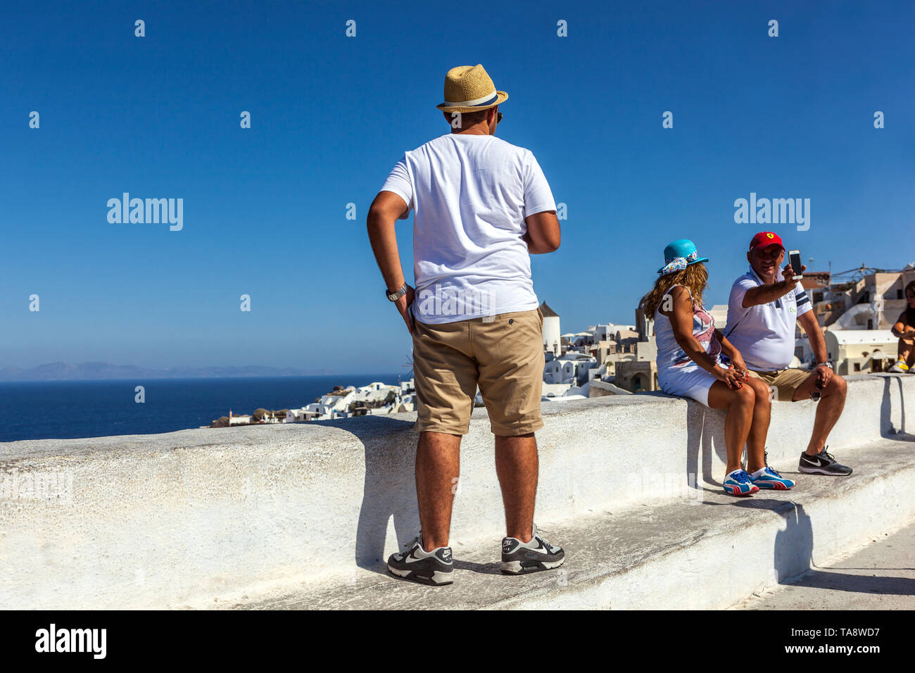 Santorin Oia, Touristen auf der Terrasse, die Menschen auf dem berühmten Aussichtspunkt, griechische Inseln, Griechenland, Europa Stockfoto
