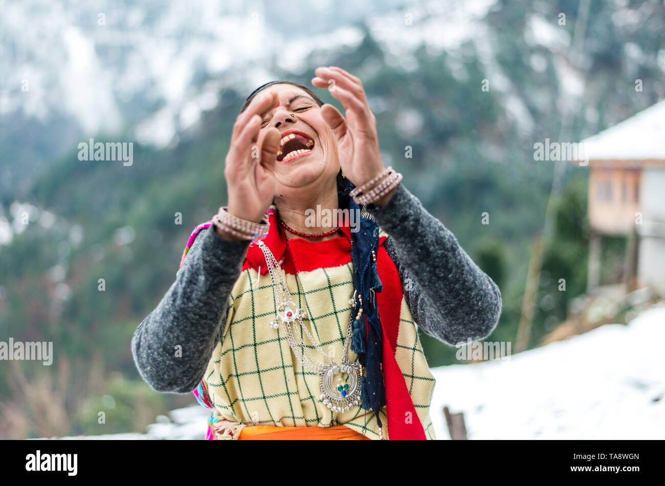 Kullu, Himachal Pradesh, Indien - Januar 25, 2019: himachali Frau in traditioneller Kleidung in Himalaya Lächeln - Indien Stockfoto