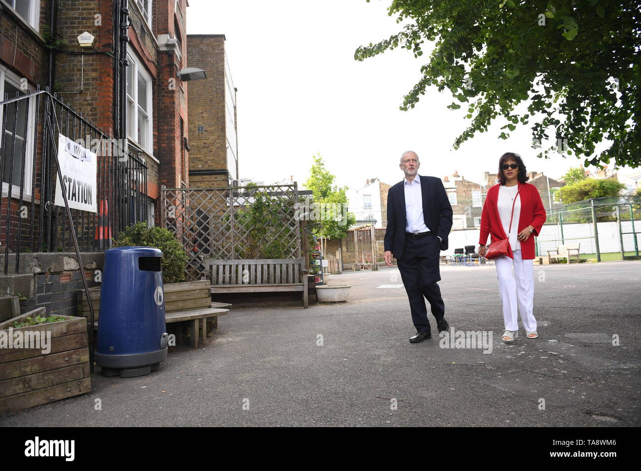 Der Führer der Jeremy Corbyn und seine Frau Laura Alvarez kommen an einem Wahllokal in Islington zu stimmen, nördlich von London, für die Wahlen zum Europäischen Parlament. Stockfoto