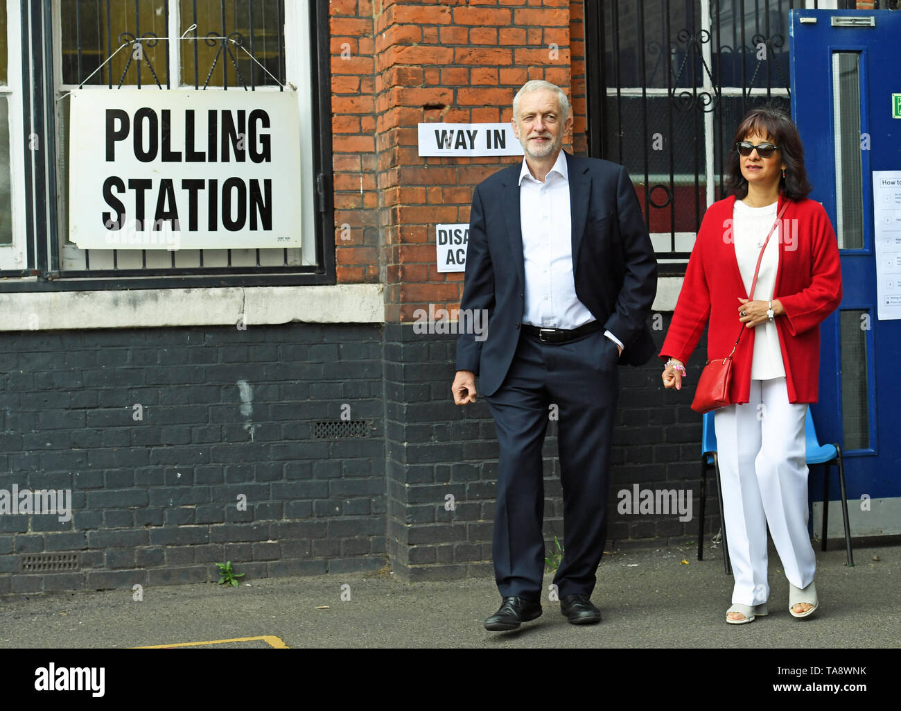 Der Führer der Jeremy Corbyn und seine Frau Laura Alvarez vor dem Wahllokal in Islington, nördlich von London, wo sie an den Wahlen zum Europäischen Parlament gestimmt. Stockfoto