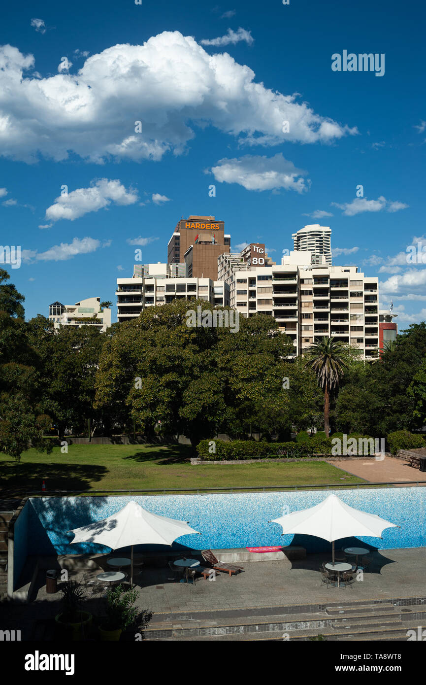 19.09.2018, Sydney, New South Wales, Australien - Blick auf den Cook Phillip Park Pool mit Sonnenschirmen und Apartment Gebäude im Hintergrund. Stockfoto