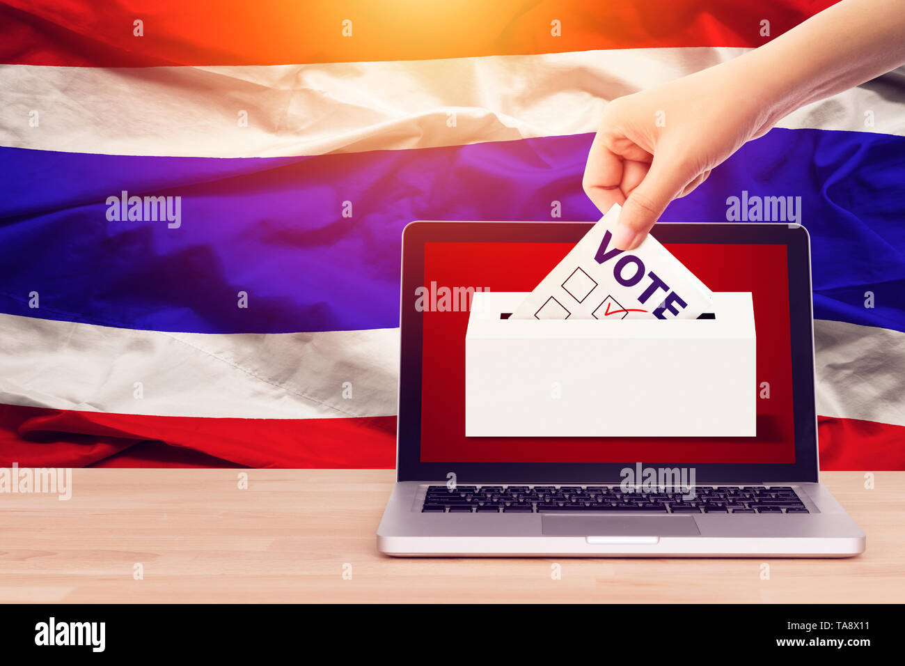 Online Abstimmung, Umfrage, Exit Poll für Thailand allgemeine Wahl Konzept. close up Hand einer Person einen Stimmzettel bei den Wahlen während der Abstimmung Stockfoto