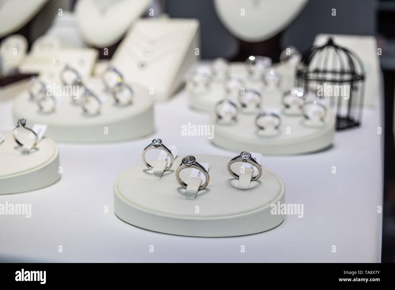 Genf, Schweiz, 03. März 2019, Gold Hochzeit Ringe mit Diamanten, Brillanten auf Anzeige für Verkauf, Gold Silber Platin verlobte Ringe Stockfoto