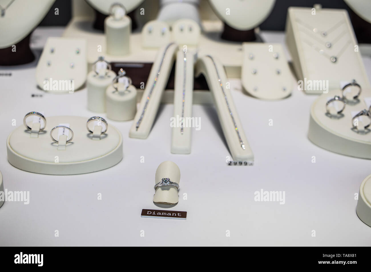 Genf, Schweiz, 03. März 2019, Gold Hochzeit Ringe mit Diamanten, Brillanten auf Anzeige für Verkauf, Gold Silber Platin verlobte Ringe Stockfoto