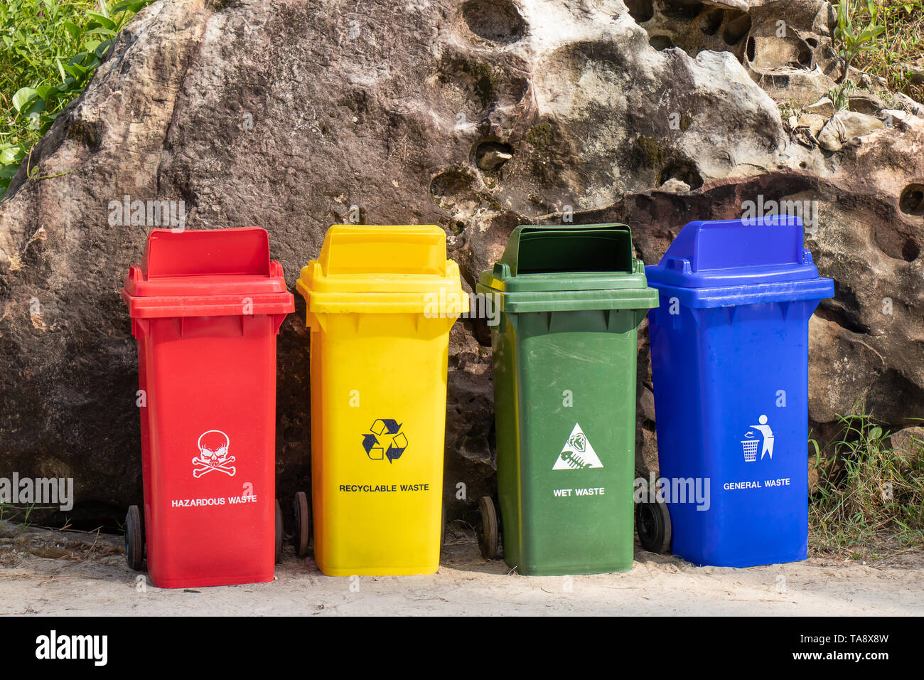 Verschiedene farbige Abfalleimer für Mülltrennung mit Zeichen und Symbol in der Nähe der Strand für die Touristen Stockfoto