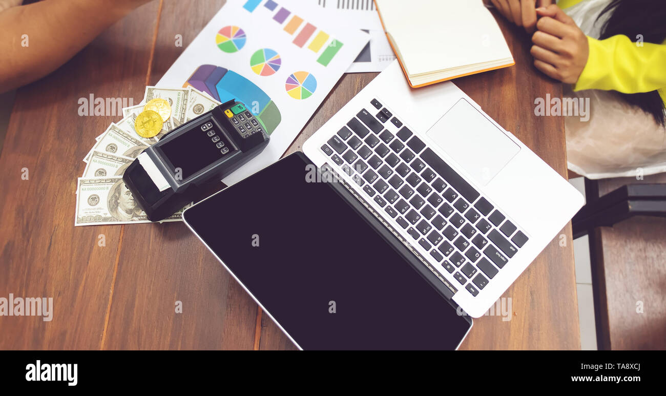 Buchhaltung Konzept. Geschäft Leute arbeiten mit Papier arbeiten. computer notebook und Bargeld auf den Tisch im Büro Arbeitsplatz Stockfoto