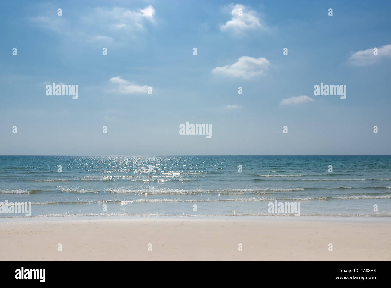 Landschaft der Sommer tropischen Strand. schöne Küstenlandschaft mit Sand, Meer und Himmel. Stockfoto