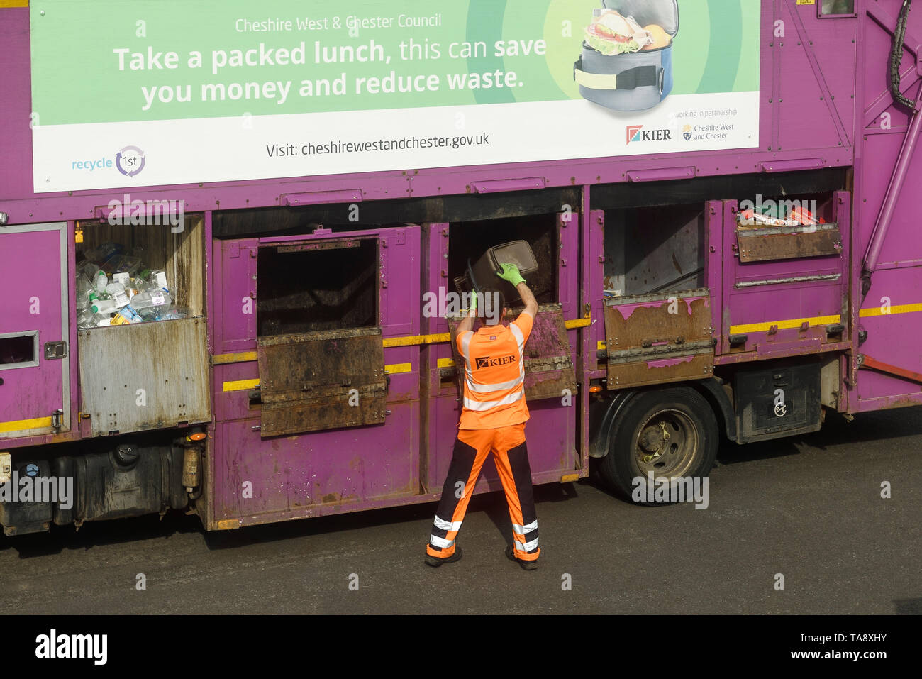Die wöchentlichen curbside recycling Sammlung in Chester Cheshire UK Stockfoto