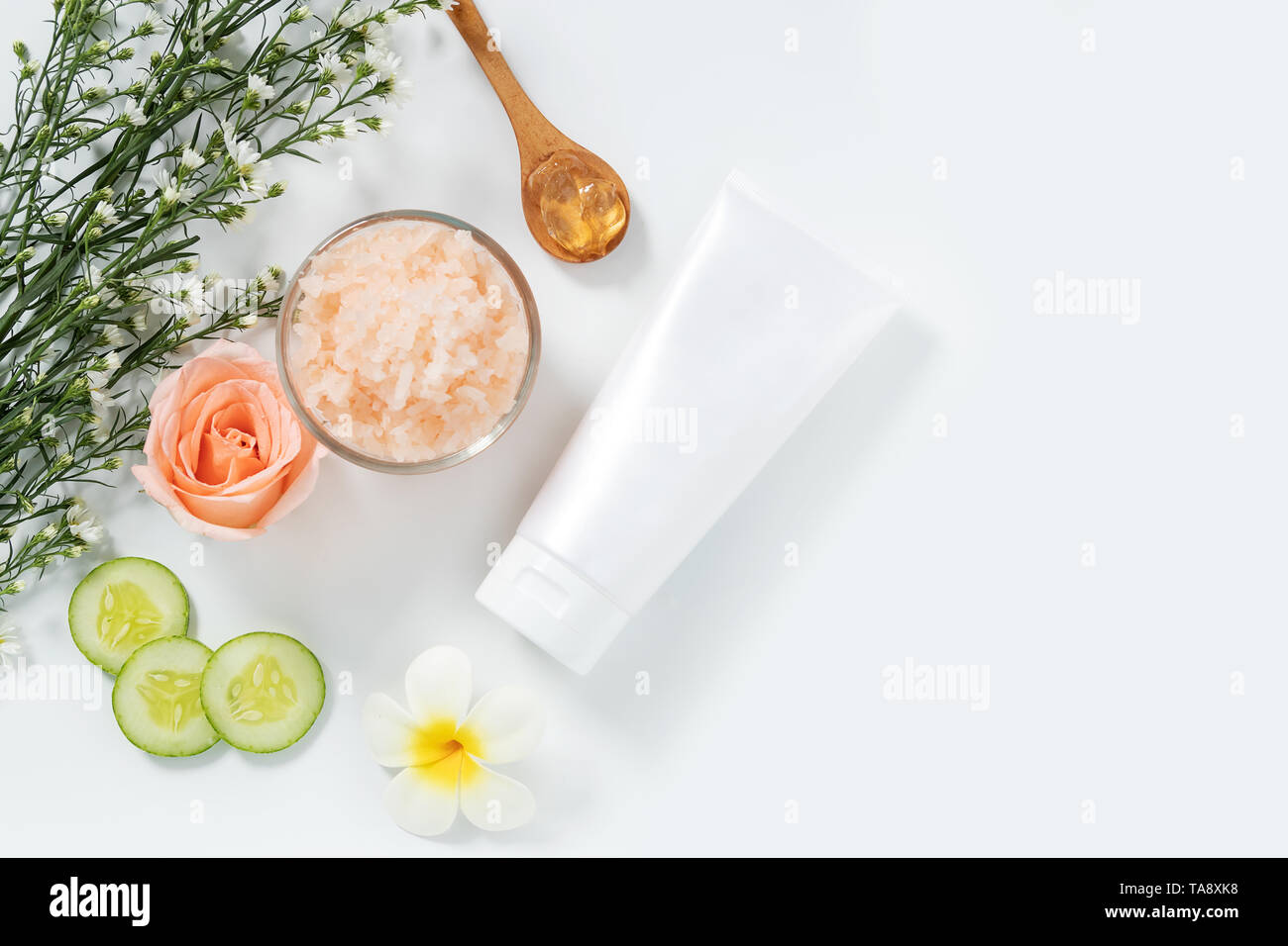 Hautpflege. Flach an Hautpflege Hilfsmittel Stil in Weiß squeeze Tuben Paket mit leeren Etikett und Salz Spa in Glasschale mit natürlichen Materia Stockfoto