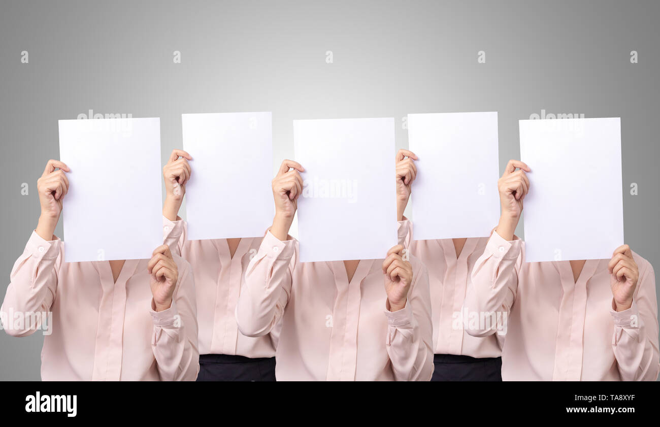 Fünf asiatischen Business Frau ihr Gesicht mit leer Leer weißes Papier für Emotionen ausblenden Stockfoto