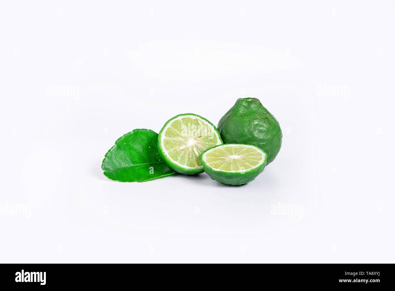 Frische bergamotte Obst mit halbieren und grünes Blatt auf weißem Hintergrund Stockfoto