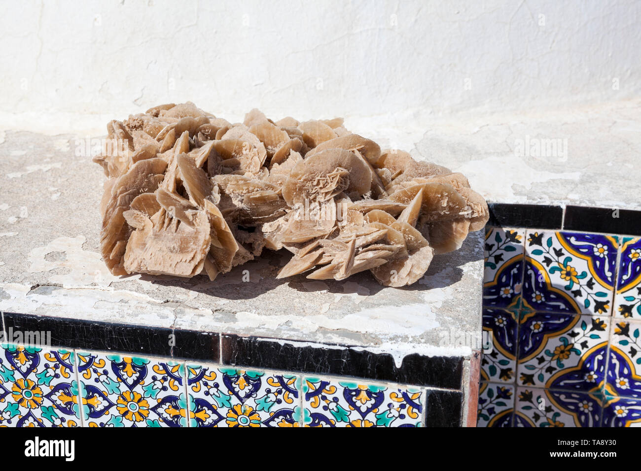 Das Desert Rose oder Sand Rose Rose - wie Formationen von Crystal Cluster von Gips aus Wüste Sahara. Verwenden Sie es für touristische Geschenk Stockfoto