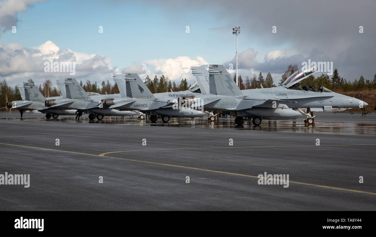 Us Marine Corps F/A-18 Hornissen an Rovaniemi Air Base in Vorbereitung auf die Übung Bold Quest 19.1, in Rovaniemi, Finnland, 14. Mai 2019 eintreffen. Das US Marine Corps' Teilnahme an Bold Quest 19.1 für eine enge - Air support Interoperabilität und ermöglicht das Marine Corps, ihre Streitkräfte zu Global neben europäischen Verbündeten und Partnern bereitstellen. Das Flugzeug ist auf Marine Fighter Attack Squadron 251, Marine Flugzeuge Gruppe 31, 2. Marine Flugzeugflügel zugeordnet. (U.S. Marine Corps Fotos von Cpl. Cody Rowe) Stockfoto