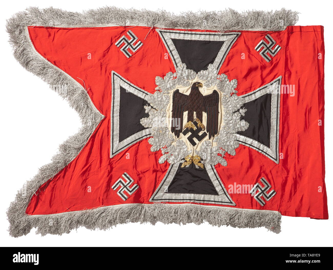 Ein Standard für die artillerie Helles rotes Seidentuch. Auf beiden Seiten ein von Hand bestickt, schwarz Armee Adler mit seinen Federn in Braun. Schnabel und Krallen in angehobener Goldstickerei gerendert, auf einem Feld in Creme-farbige Seide, durch eine gestickte Silver Oak Leaf Kranz auf ein eisernes Kreuz umgeben. Vier angewandten Hakenkreuze in den Ecken. Silber Franse auf drei Seiten. Zeichen der Befestigung der Nägel. Leichte Spuren von Alter und Nutzung. Abmessungen Ca. 50 x 70 cm. Aus Familienbesitz. historischen, geschichtlichen, Artillerie, Zweig, Zweige, bewaffneten Serv, Additional-Rights - Clearance-Info - Not-Available Stockfoto