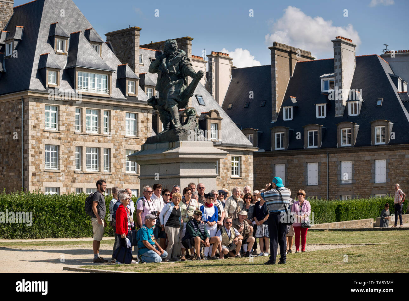 Die Gruppe der Touristen ihr Bild vor der Statue von Jacques Cartier (bretonisch Explorer), Saint Malo, Bretagne, Frankreich genommen Stockfoto