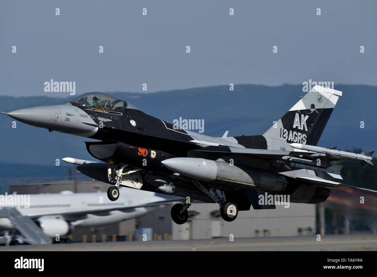 Ein US Air Force F-16C Fighting Falcon 18 Aggressor Squadron zugewiesen ist, während der nördliche Rand, 20. Mai 2019, bei Eielson Air Force Base, Alaska. Mit den Teilnehmern und Vermögenswerte aus der U.S. Air Force, Marine Corps, Navy, nördlichen Rand ist Premier Alaska's joint-Training darauf ausgerichtet, den Betrieb und verbesserte Interoperabilität zwischen den Dienstleistungen zu üben. (U.S. Air Force Foto von älteren Flieger Eric M. Fisher) Stockfoto