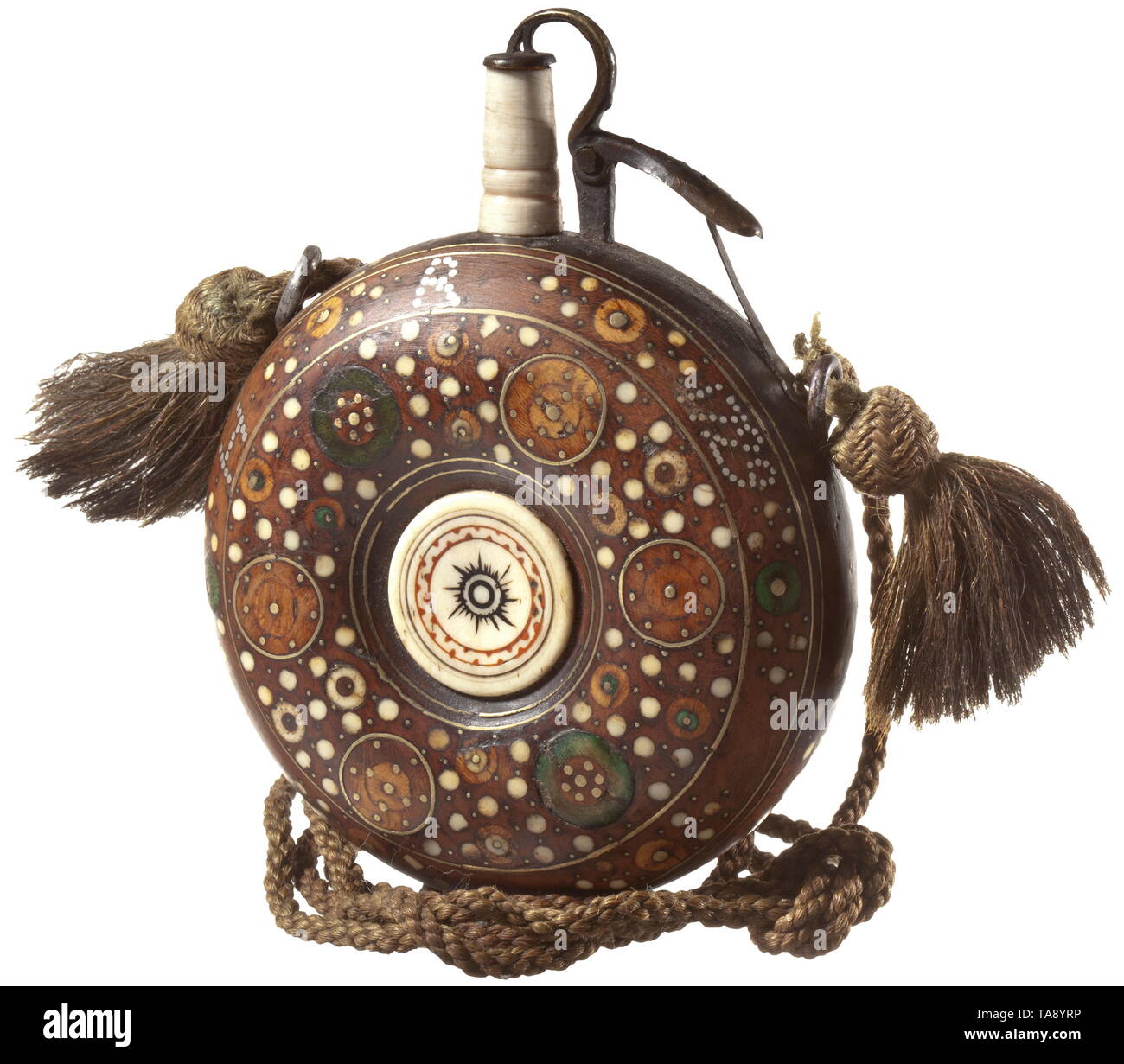 Eine deutsche Knochen mit Intarsien Pulverflasche, circa 1620 runden hölzernen Kolben mit Kreis- und dot-förmigen Knochen und Messing Inlays auf beiden Seiten. In beiden Zentren wandte Lacke - eingelegte Diskette von Knochen. Gefederte messing Verschluss mit später Knochen Rutsche. Auf beiden Seiten der oberen Kante (später) silberne Nägel mit Monogramm "H R 1729' und 'H U 1821'. Durchmesser 8cm. historischen, geschichtlichen, pulverflasche, Zubehör, Militär, Militaria, Objekt, Objekte, Stills, Utilities, Utility, Clipping, Clippings, Ausschneiden, Ausschnitten, Utensilien, Stück ausstatten, Additional-Rights - Clearance-Info - Not-Available Stockfoto