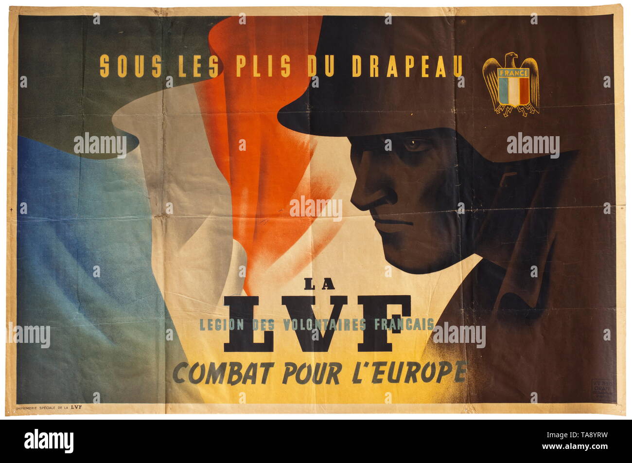 Ein Plakat werbung die Legion des Volontaires Francais Portraitkopf des grimmig dreinblickenden Soldaten der Trikolore, in Gelb, Schwarz und Hellblau die ous les Pni du drapeau-La LVF - Kampf, pour l'Europe". Am Unterrand 'Imprimierie spéciale de la LVF". Gefaltet, kleinere Randschäden. Maße 77,5 x 117,5 cm. historischen, historische, 20. Jahrhundert, Editorial-Use - Nur Stockfoto