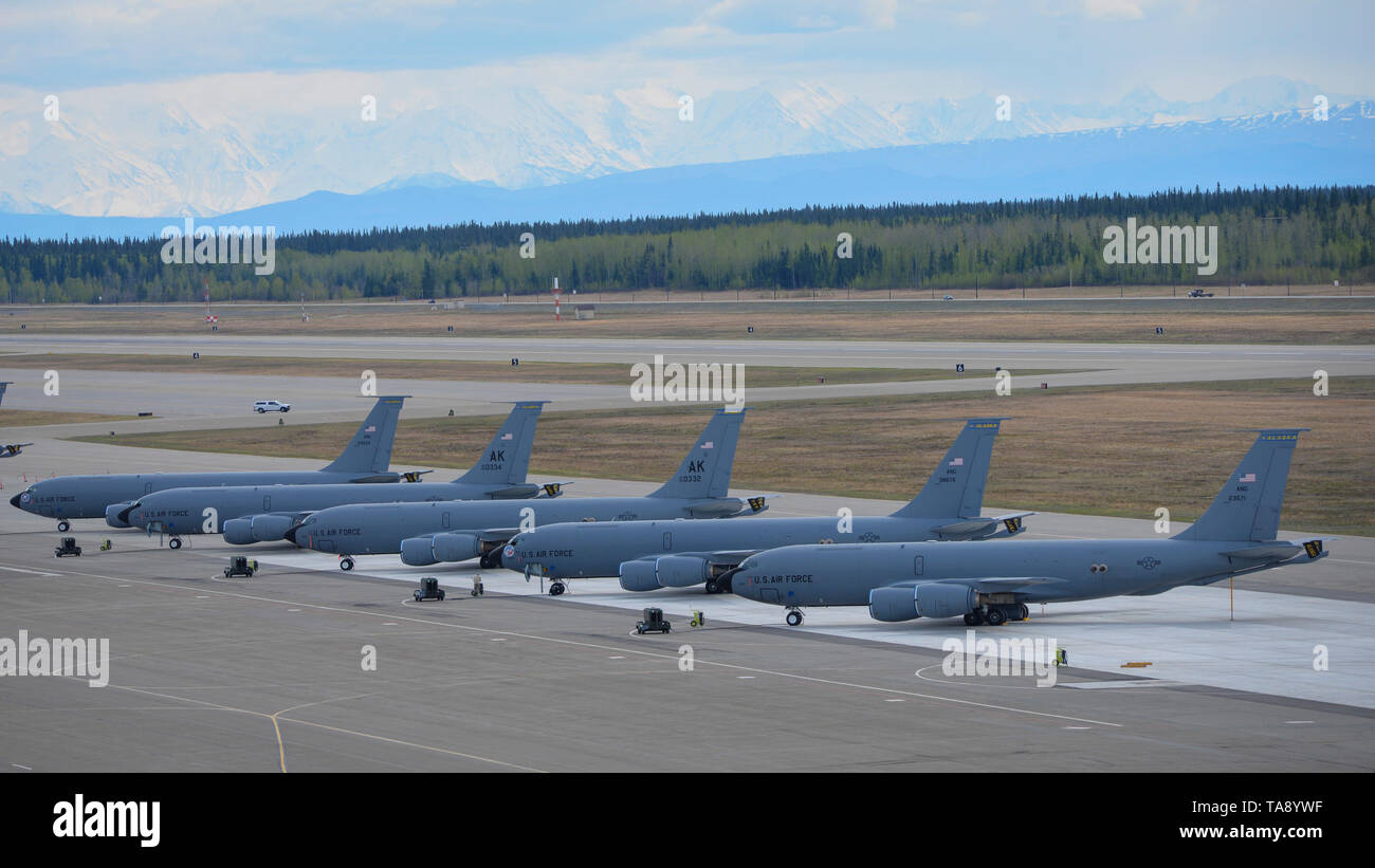 Us Air Force Air National Guard KC-135 R Stratotankers auf die 168 Flügel zugewiesenen Sitze auf dem Flug während der nördlichen Rand, 14. Mai 2019, bei Eielson Air Force Base, Alaska. Nördlichen Rand Übungen begann 1993 unter Ausnutzung der großen Luft-, Boden- und Meer Ausbildung Bereiche, die in den Vereinigten Staaten überall sonst unerreicht sind und ein hervorragendes Umfeld für groß angelegte gemeinsame Ausbildung bieten. (U.S. Air Force Foto von 1 Lt Kayshel Trudell) Stockfoto
