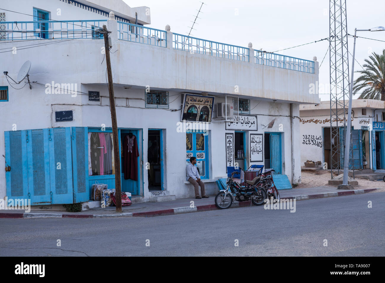 SOUSSE, Tunesien, Afrika - ca. Mai, 2012: Lokale Patisserie mit geparkten Mopeds. Es ist ein Geschäft, wo französische Backwaren und Kuchen verkauft werden. Gassen der Tu Stockfoto