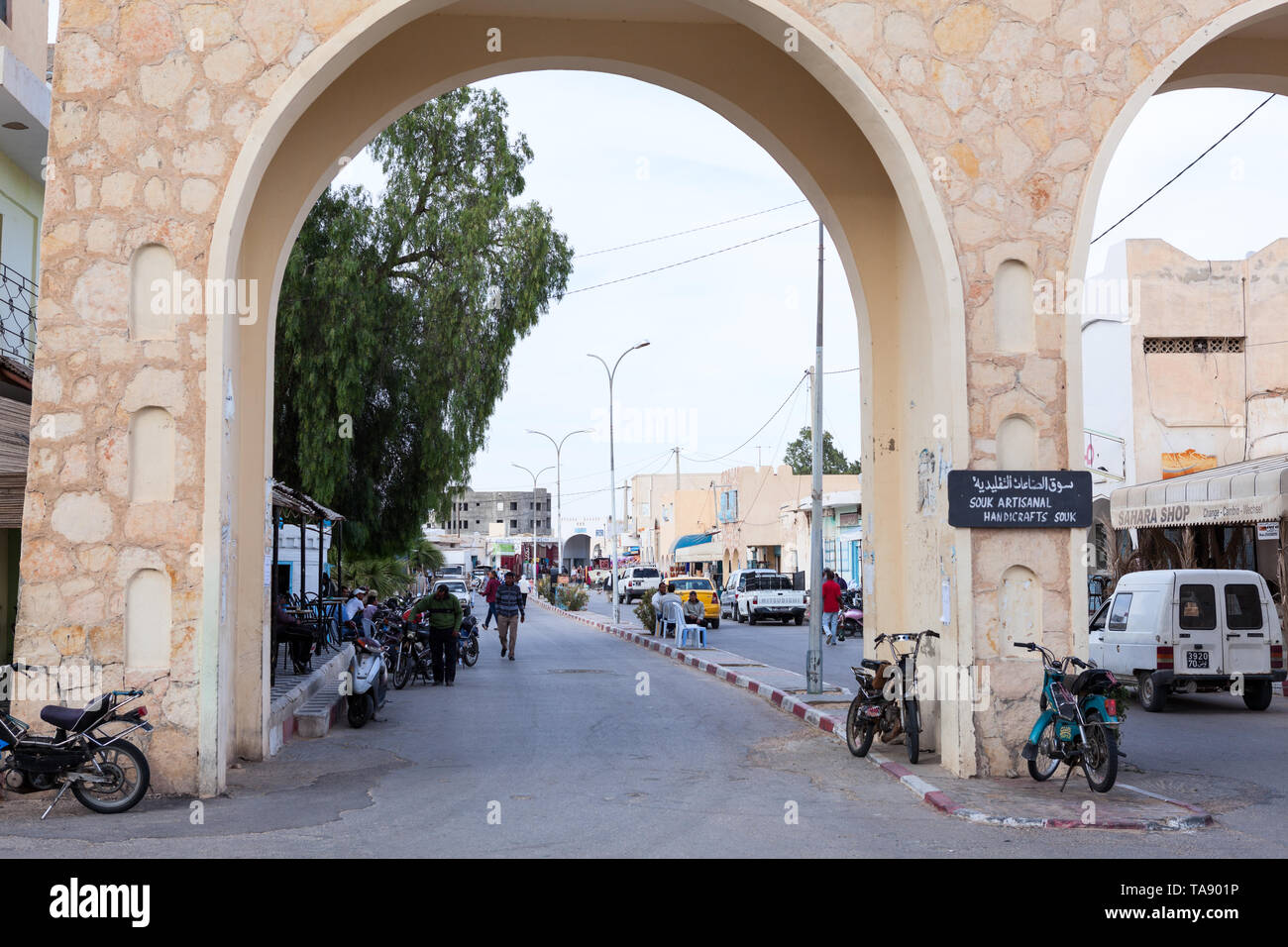 SOUSSE, Tunesien, Afrika - ca. Mai, 2012: Arch befindet sich am Eingang in der Mitte des afrikanischen Stadt. Gassen der tunesischen Stadt mit Alltag Stockfoto