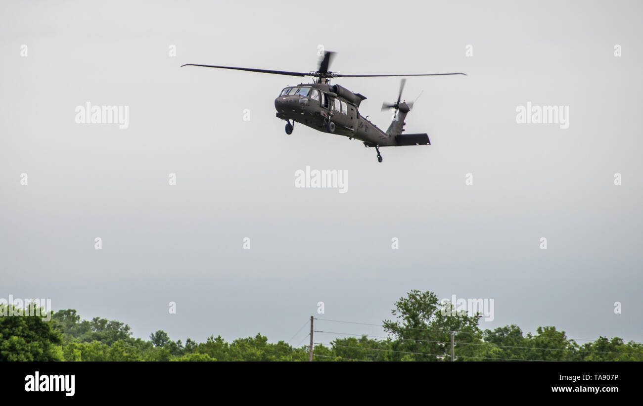 Oklahoma reg. Kevin Stitt, Oklahoma Leutnant. Matt Pinnell und Bürgermeister von Tulsa G.T. Bynum, arial Hochwasserschäden im Nordosten von Oklahoma, 22. Mai 2019. (U.S. Air National Guard Foto von Master Sgt. C.T. Michael) Stockfoto