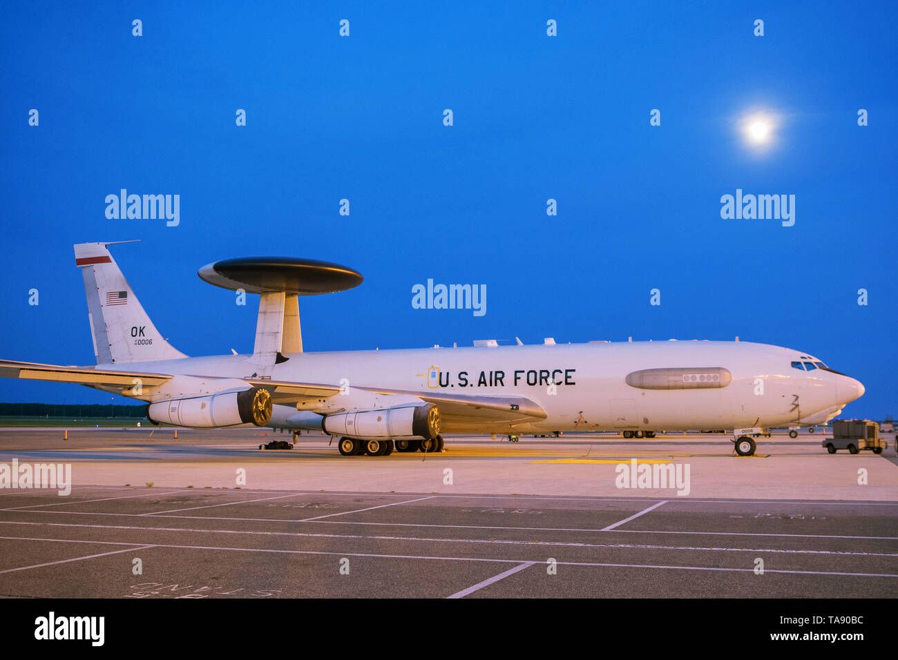 Ein US Air Force E-3 Sentry Airborne Warnung und Steuerung von Flugzeugen 552nd Air Control Flügel zugeordnet, von Tinker Air Force Base, Oklahoma, Mai 17, 2019, sitzt auf dem Flug Linie in Dover Air Force Base, Del der AWACS-das Wochenende in Dover AFB aufgrund der schweren Wetter im Frühling bedroht die Ebenen und Mittelwesten verbracht. (U.S. Air Force Foto: Staff Sgt. Zoe Russell) Stockfoto