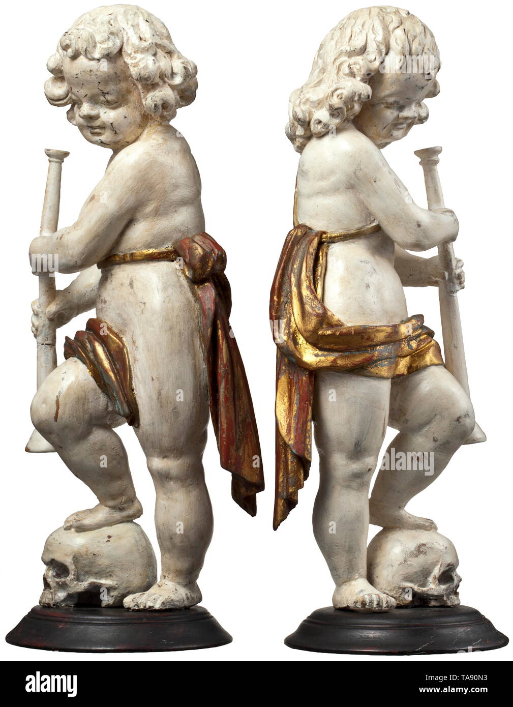 Ein paar Deutsche oder flämischen Putten, um 1700 drei-dimensionale geschnitzten Figuren aus Lindenholz mit alten Farbe in Weiß und Gold. Darstellung von Jungen in Loincloths, in denen jeweils ein Flöte und mit einem Fuß ruht auf einem Schädel. Auf einem runden Sockel (ergänzt?). Höhe je 50 cm. historischen, geschichtlichen, Bildende Künste, Kunst, 18. Jahrhundert, Additional-Rights - Clearance-Info - Not-Available Stockfoto