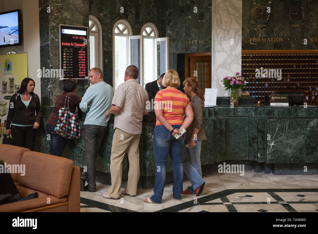 MONASTIR, Tunesien, Afrika - ca. Mai 2012: Neue kamen Russische Touristen stehen in der Warteschlange Wechselstube in der Lobby des tunesischen Hotel. Das Des Stockfoto