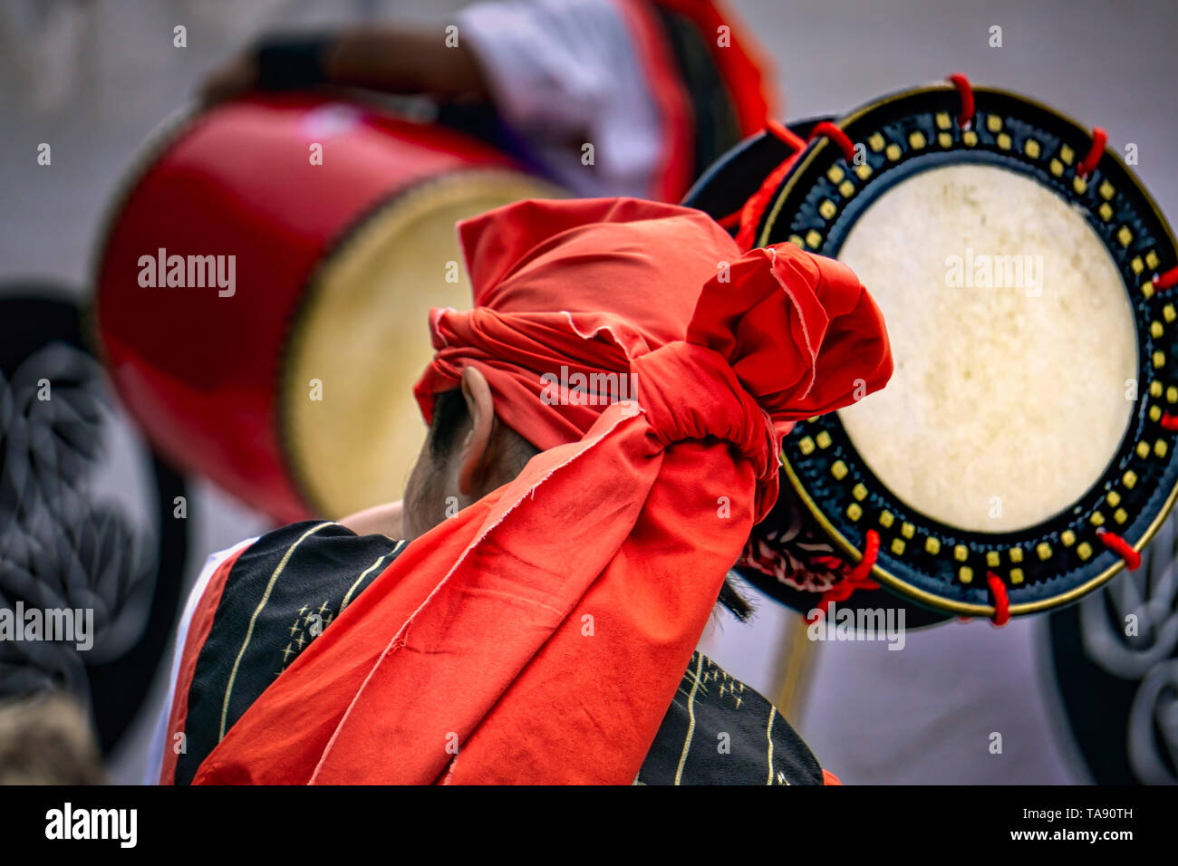 Traditionelle Trommeln und Tanzen durch die Japanischen Darsteller auf der Shimoda schwarzen Schiff Festival. Stockfoto