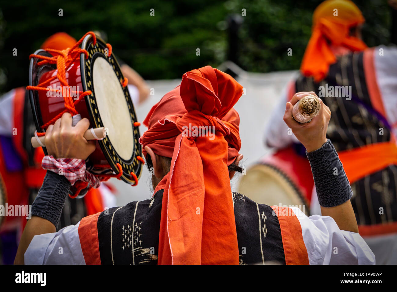 Traditionelle Trommeln und Tanzen durch die Japanischen Darsteller auf der Shimoda schwarzen Schiff Festival. Stockfoto