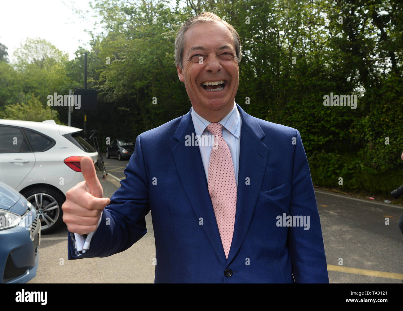 Brexit-Chef Nigel Farage kommt seine Stimme für die Wahlen zum Europäischen Parlament im Wahllokal am Cudham Kirche von England Grundschule in Biggin Hill, Kent zu werfen. Stockfoto