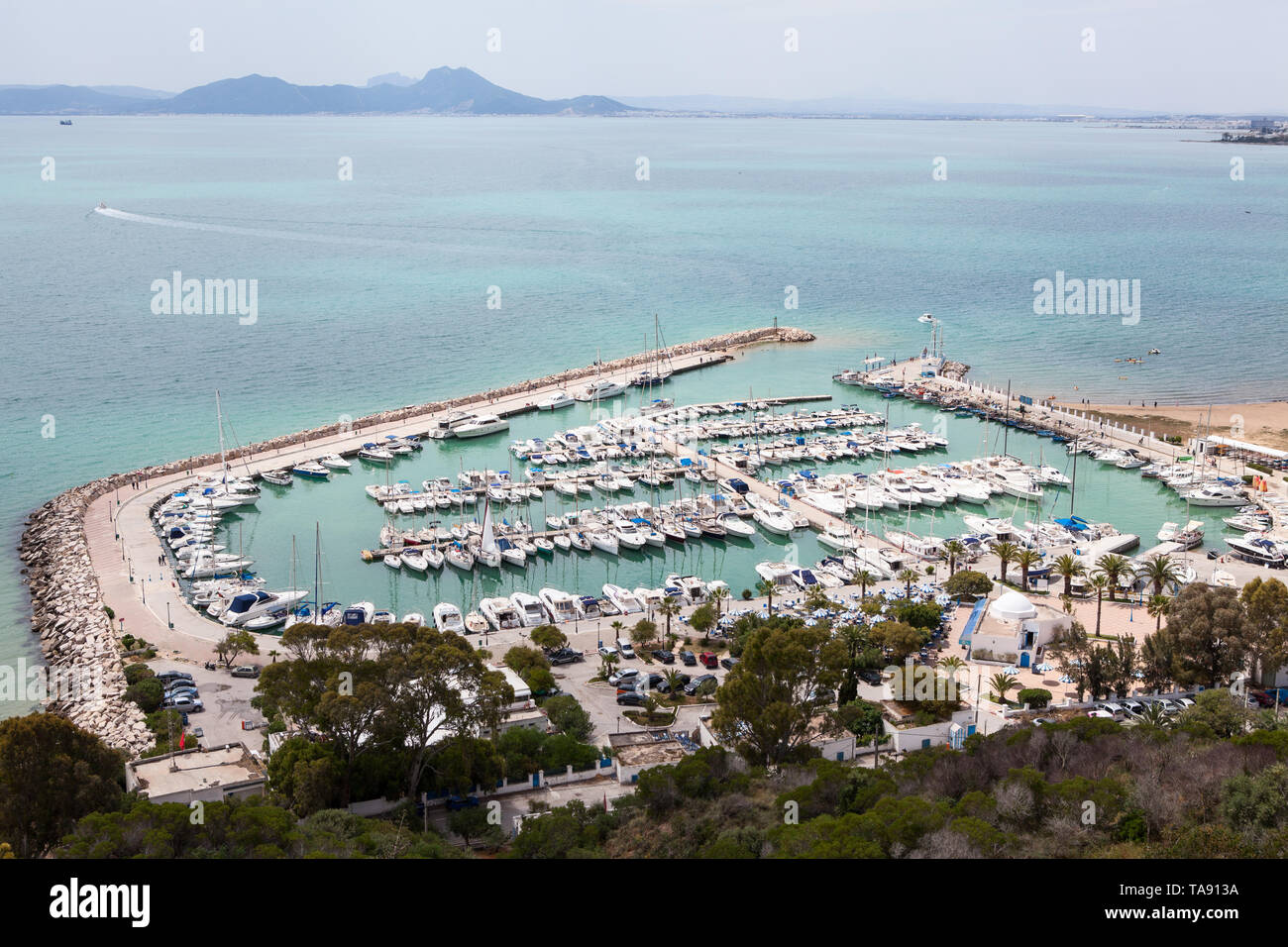 Hafen von Sidi Bou Said Stadt mit Yachten und Schiffen. Panorama der Ufer des Mittelmeers in Tunesien, Afrika Stockfoto