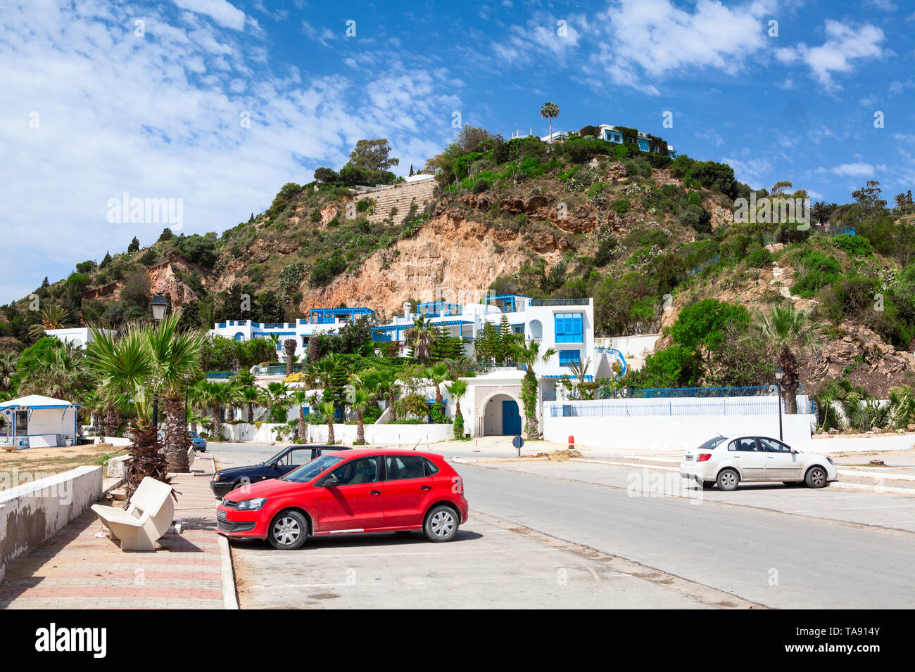 SIDI BOU SAID, Tunesien, Afrika - ca. Mai, 2012: Blaue und weiße Dorf Sidi Bou Said. Wohnhäuser, Straßen sind auf Küste und Vorberg. Es ist lo Stockfoto