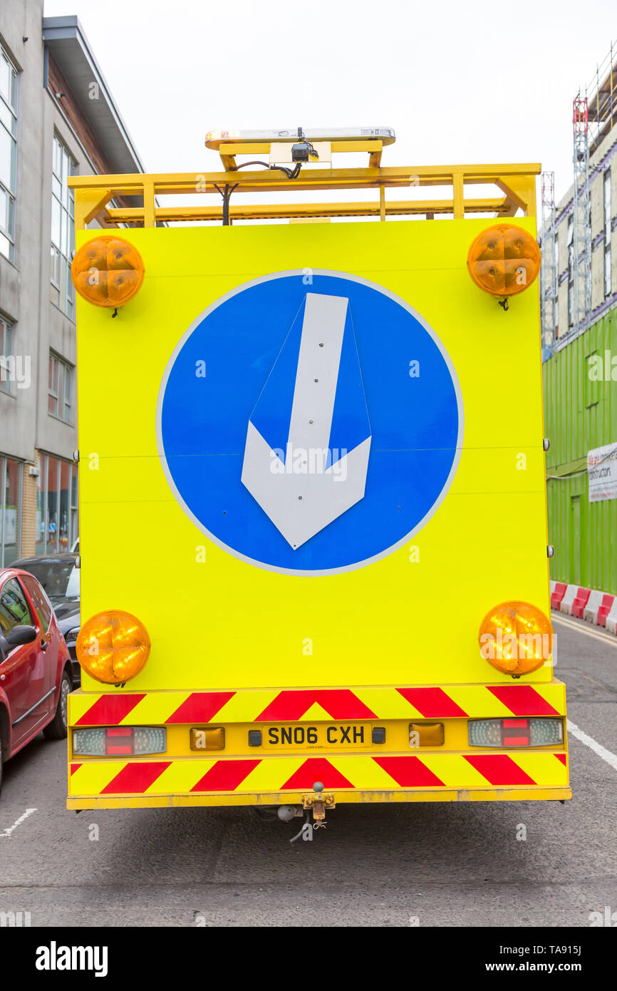 Ein Fahrzeug mit einer großen Pfeil auf der Rückseite der direkten Verkehr während der Bauarbeiten, Glasgow, Schottland, Großbritannien Stockfoto