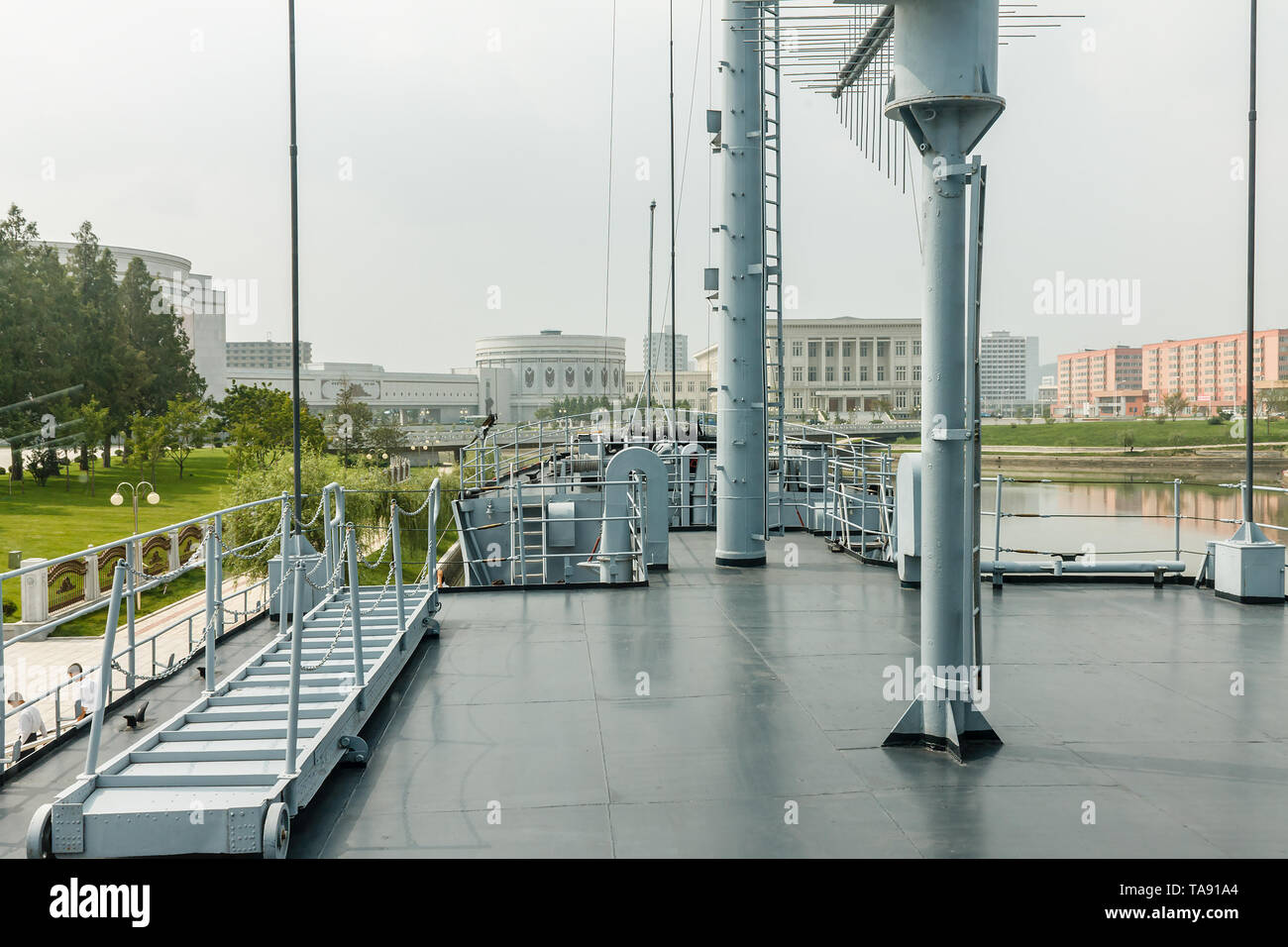 Pyongyang, Nordkorea - Juli 29, 2014: Deck des Schiffes. Amerikanische Kriegsschiff Pueblo durch die nordkoreanische Armee gefangen genommen im Jahre 1968. Alte amerikanische Schiff der Marine. Stockfoto