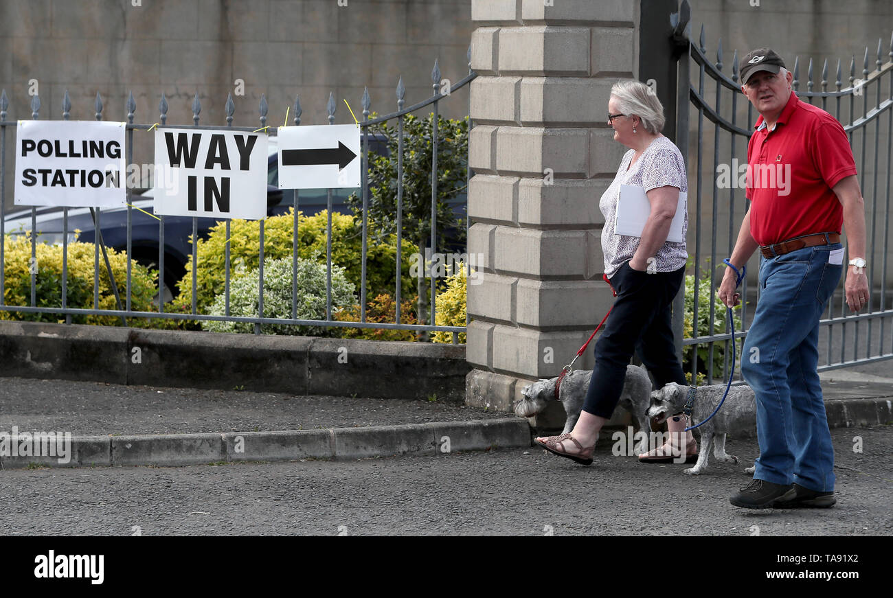 Die Menschen verlassen Bannside Presbyterianische Kirche in Banbridge, wie Leute über Großbritannien gehen zu den Abstimmungen in den Wahlen zum Europäischen Parlament. Stockfoto