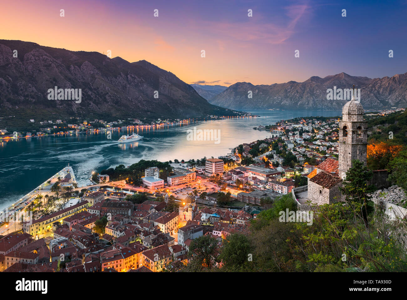 Kotor Stadt In Der Bucht Von Kotor Montenegro Stockfotografie Alamy
