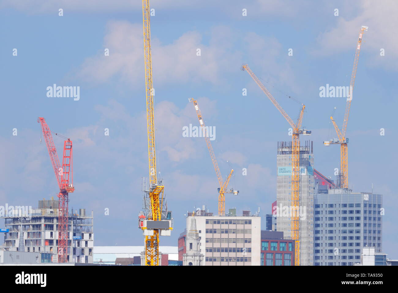 Turmdrehkrane über Leeds skyline Stockfoto