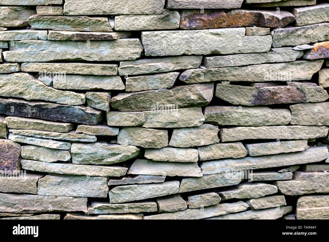 Muster Grau moderner Stil Design dekorative unebenen geknackt echten Steinmauer Oberfläche. Stockfoto