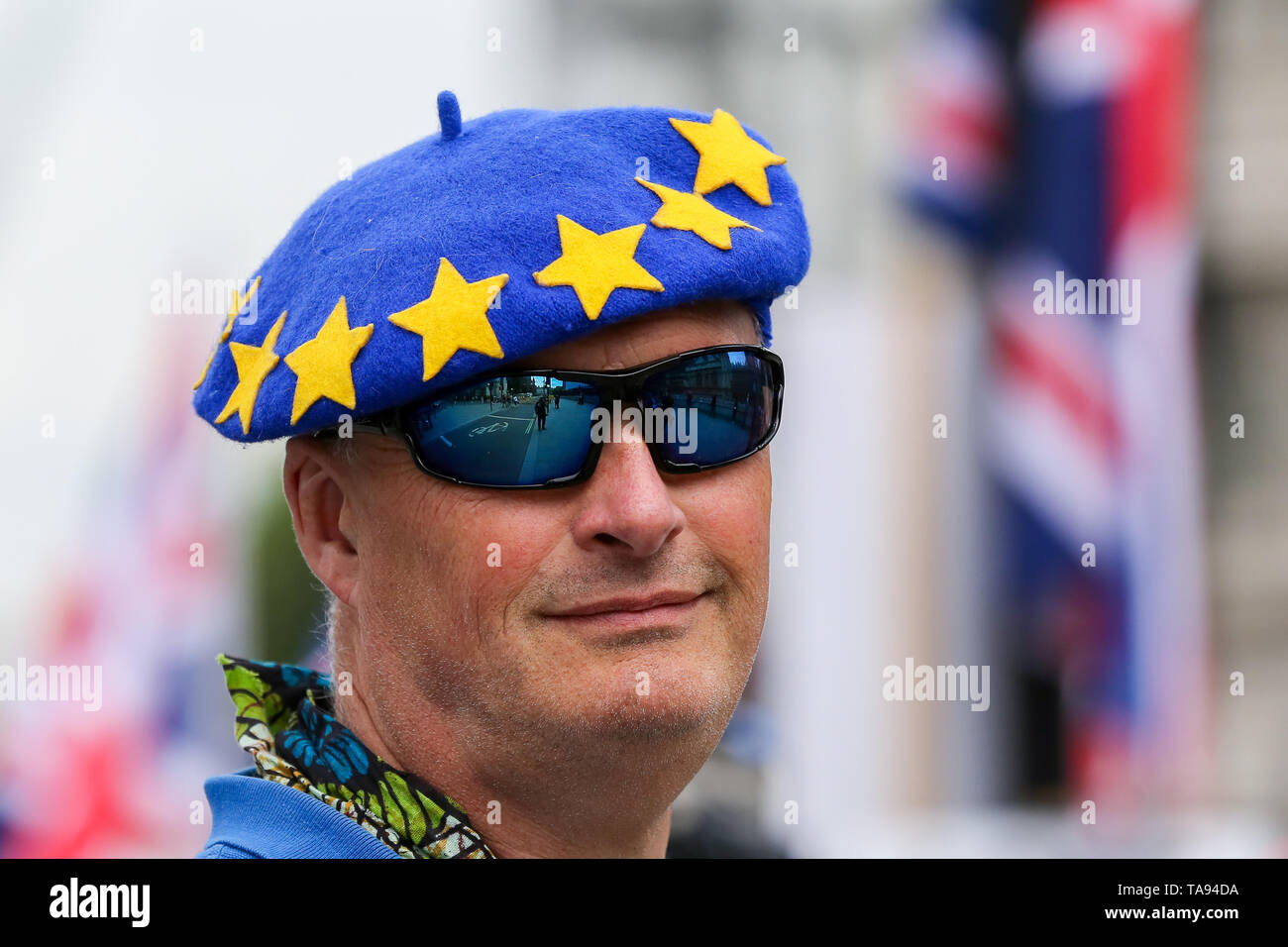 Ein anti-Brexit Demonstrator gesehen, eine Europäische Union hat während außerhalb der Houses of Parliament in Westminster, London protestiert am Vorabend der Wahlen zum Europäischen Parlament. Stockfoto