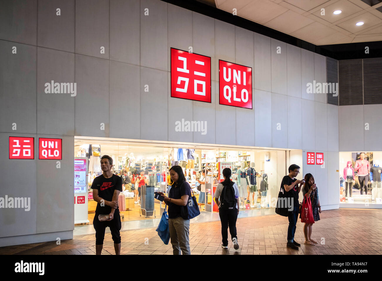 Uniqlo Logo, einem japanischen Fashion Store, im Einzelhandel in Hongkong gesehen. Stockfoto