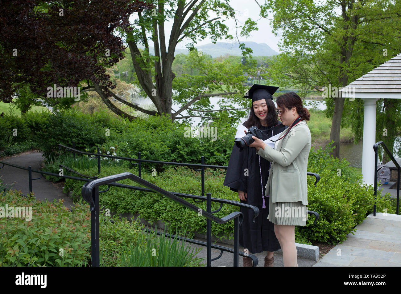 Asiatische Studenten genehmigt von Foto vor Abschluss von Smith College in Northampton, Massachusetts. Stockfoto