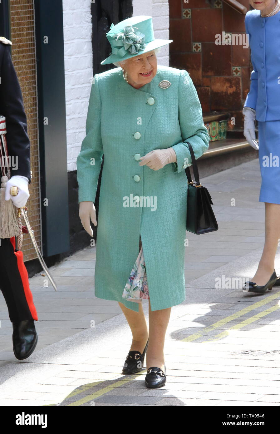 Ihre Majestät Königin Elizabeth II. besucht eine Replik eines der ursprünglichen Sainsbury Geschäften in Covent Garden, London, anlässlich ihres 150-jährigen Bestehens. Stockfoto