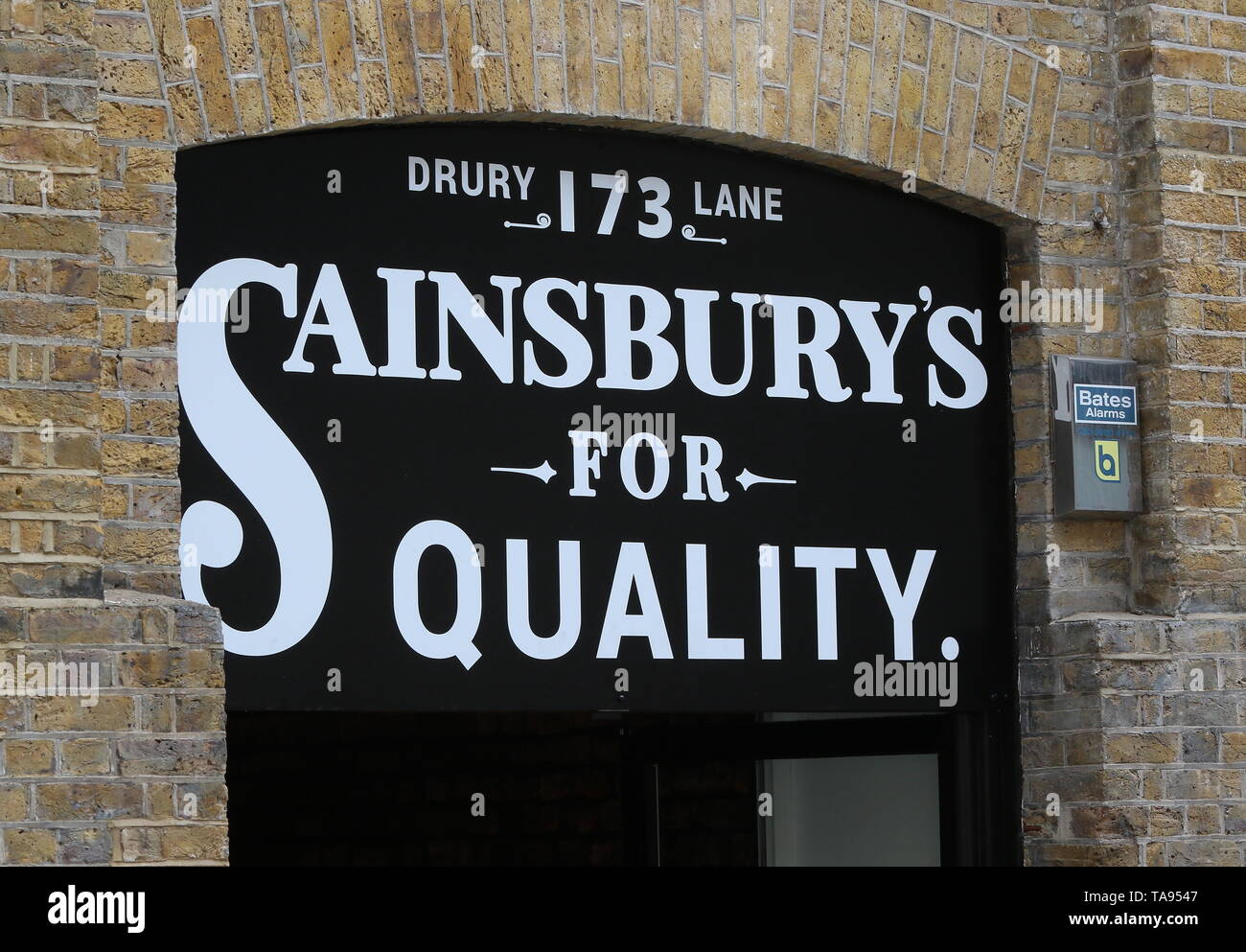 Ihre Majestät Königin Elizabeth II. besucht eine Replik eines der ursprünglichen Sainsbury Geschäften in Covent Garden, London, anlässlich ihres 150-jährigen Bestehens. Stockfoto