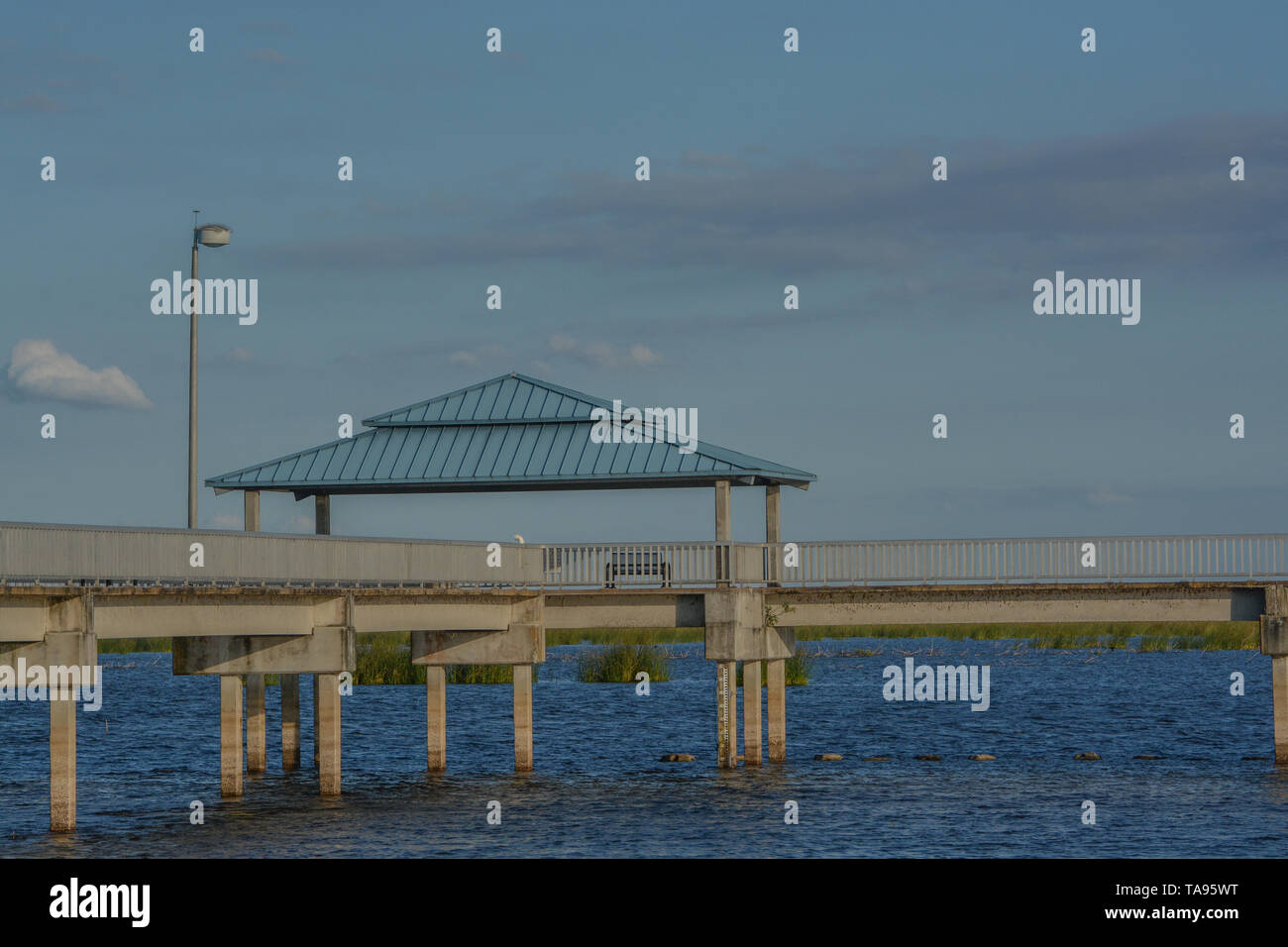 Fishing Pier auf See Okeechobee in Okeechobee County Florida USA Stockfoto