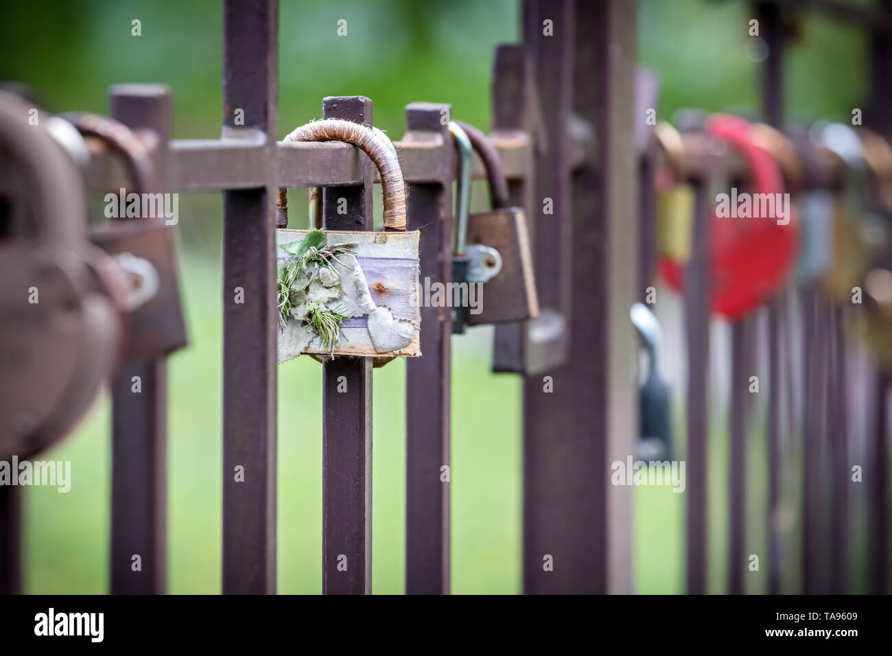 Symbol der Liebe - wunderschöne Hochzeit schloss mit Herz auf dem Geländer der Brücke eingerichtet Stockfoto